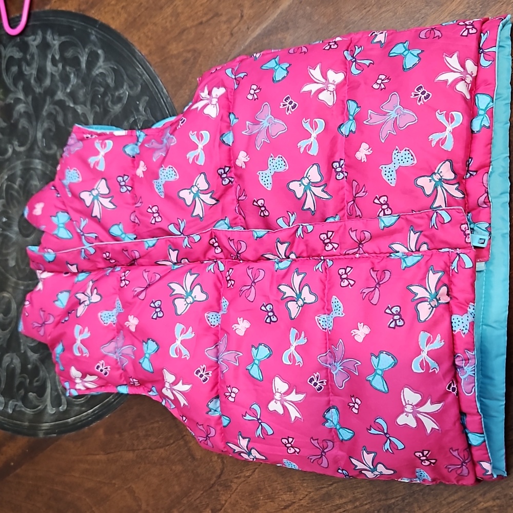 Reversible puffy vest